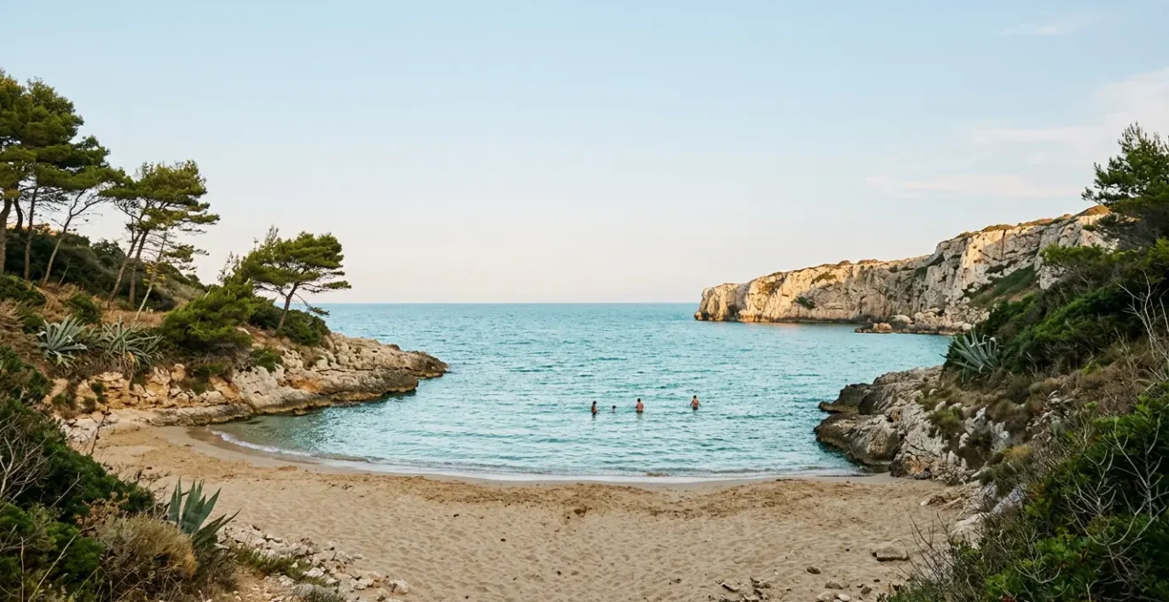 Una caletta italiana tranquilla con acqua cristallina e pochi bagnanti, immersa nella natura mediterranea