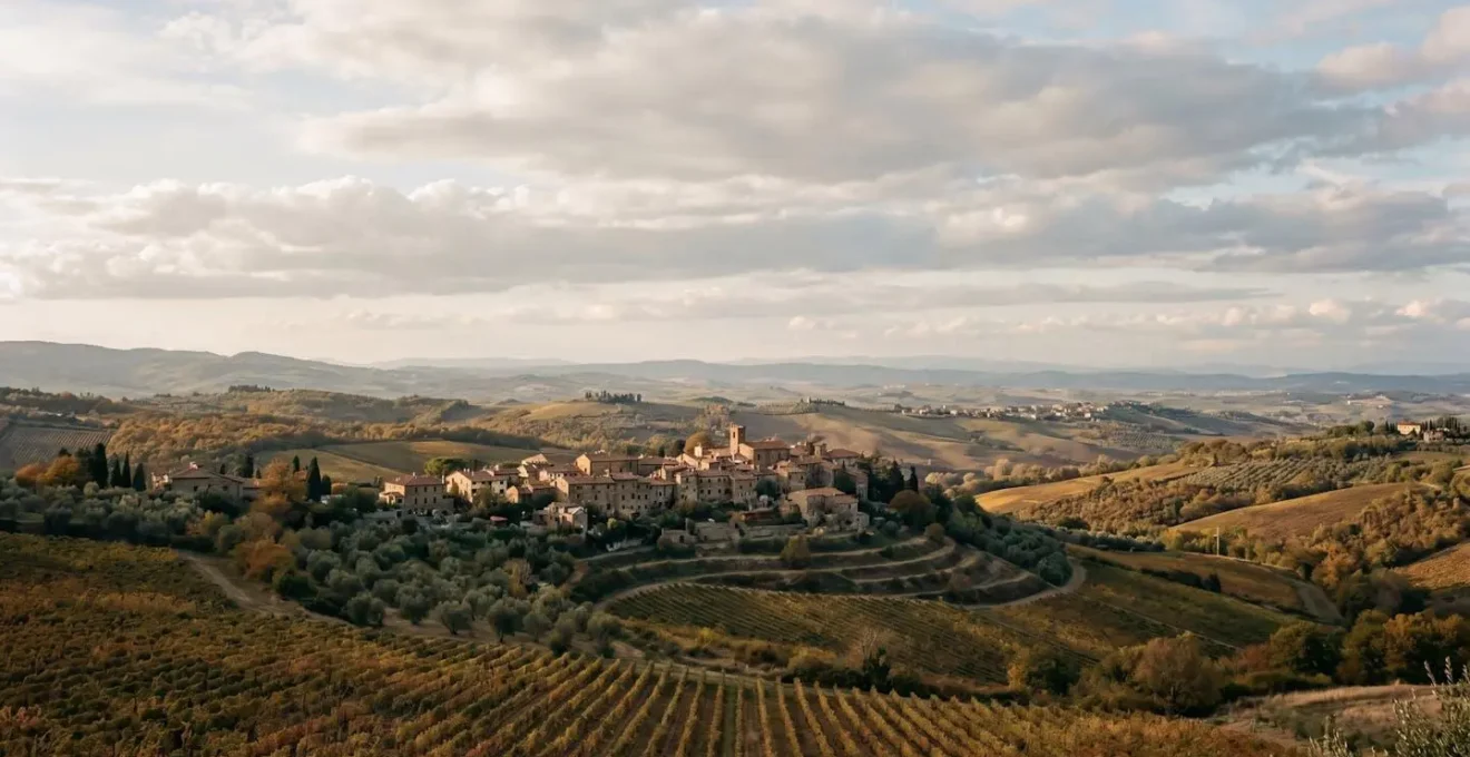 Paesaggio autunnale di borgo italiano durante la vendemmia con vigneti e colline