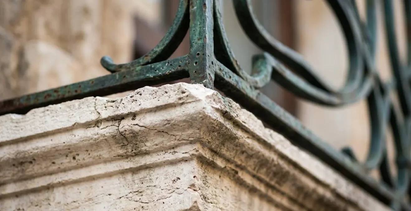 Primo piano di una facciata urbana europea che mostra la transizione tra due diversi stili architettonici