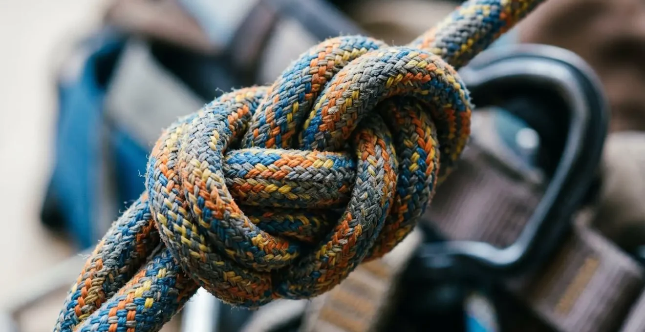 Dettaglio ravvicinato di un nodo a otto su corda da arrampicata dinamica