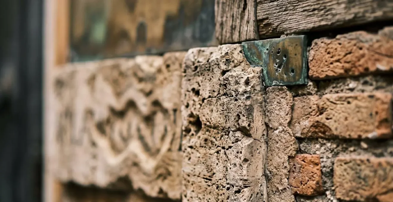 Dettagli macro di texture urbane che raccontano la stratificazione storica di una città