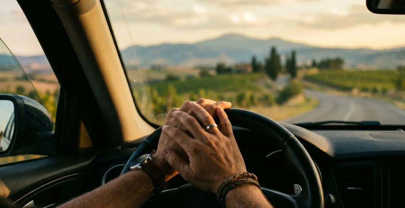 Momento di pausa durante un viaggio in auto per garantire sicurezza e riposo