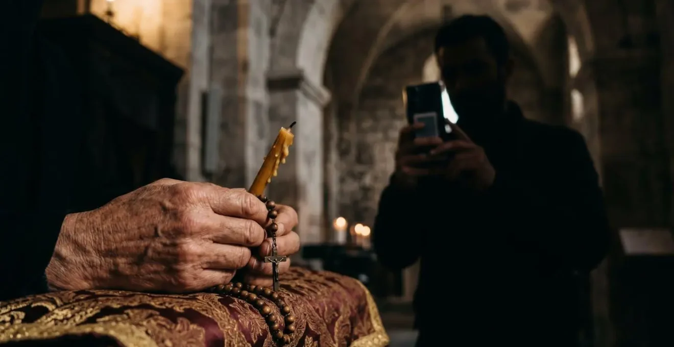 Contrasto simbolico tra la sacralità di un rito tradizionale italiano e la tecnologia moderna