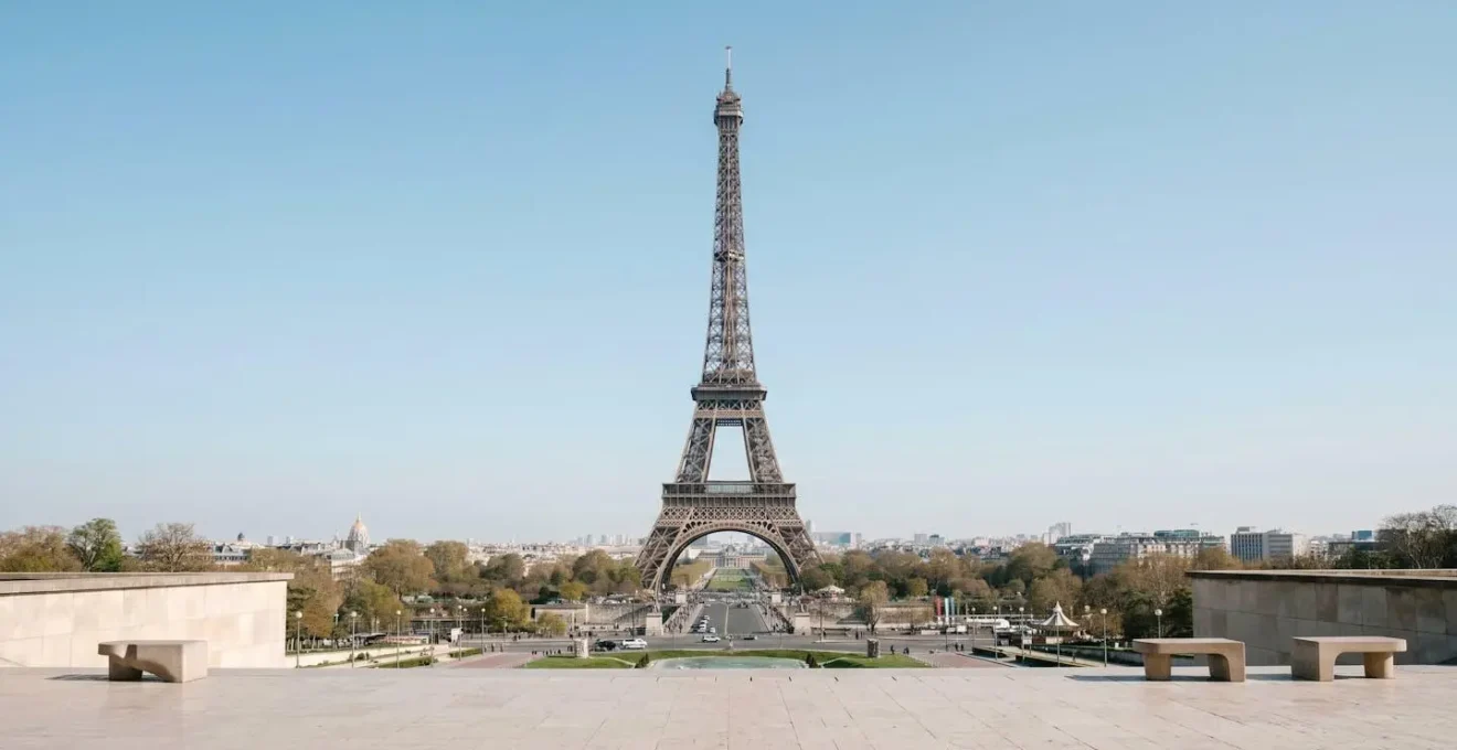Vista panoramica della Torre Eiffel dalla terrazza del Trocadéro con cielo sereno e negative space
